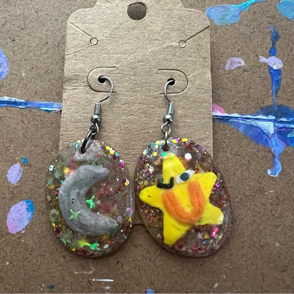 Happy Life Smiley Star Earrings - Picture 6 of 7